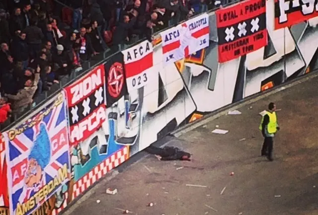 Un supporter de l’Ajax tombe des tribunes