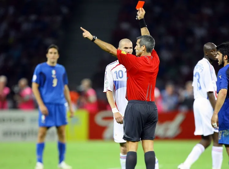 L’arbitre qui a exclu Zidane a feinté