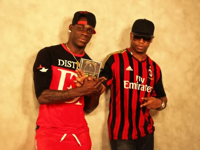Photo: Balotelli pose avec Rohff