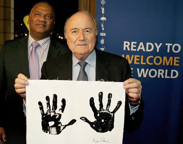 Blatter rend hommage à Mandela