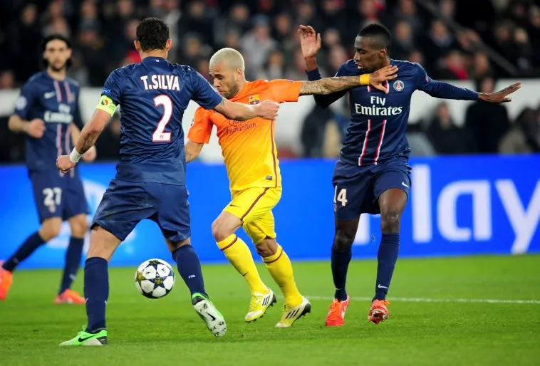 Alves tape sur Ronaldo