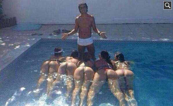 Photo : Ronnie et son harem de fesses