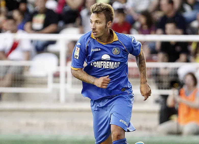 Son testicule le lâche