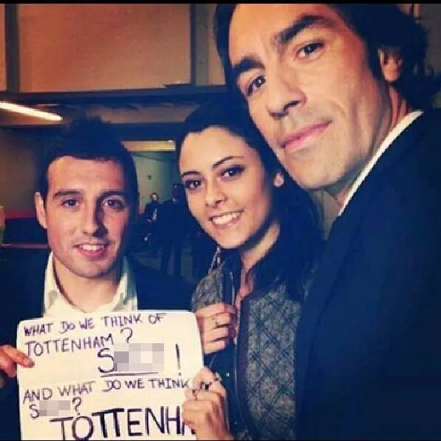 Photo : Pirès et la pancarte anti-Spurs