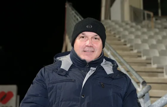 Anigo fustige la pelouse