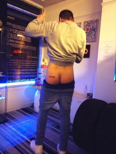 Photo : «<span style="font-size:50%">&nbsp;</span>Obi Mikel<span style="font-size:50%">&nbsp;</span>» sur les fesses