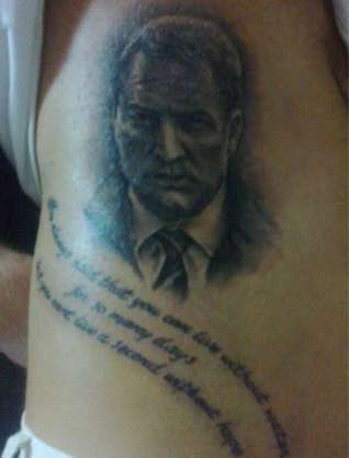 Photo : Il se tatoue Rodgers sur le bras