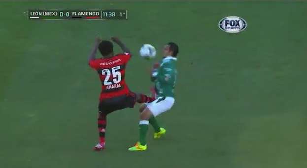 Photo : Un coup de pied mal placé