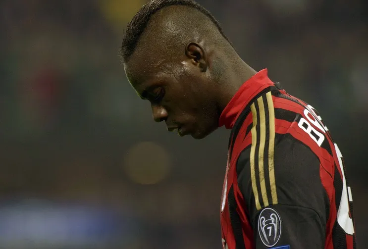 Balotelli tabasse un photographe