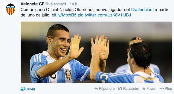 Photo : Otamendi signe à Valence