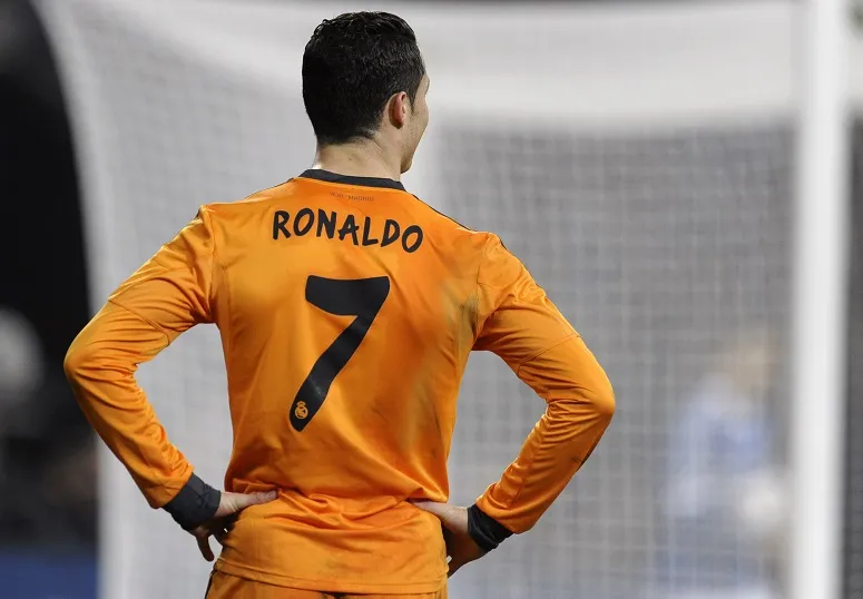 Cristiano Ronaldo aide un bébé