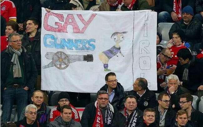 Photo : banderole polémique « Gay Gunners »