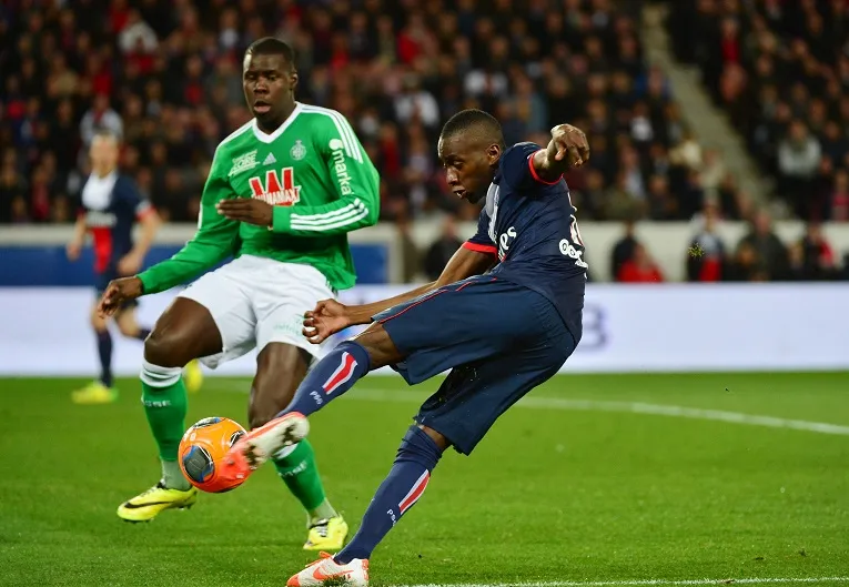 Paris y file à grandes enjambées