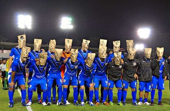 Photo : Des sacs sur la tête