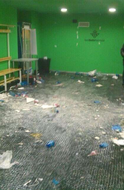 Photo : Le vestiaire saccagé du Bétis