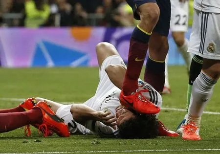 Photo : Busquets s&rsquo;essuie sur Pepe
