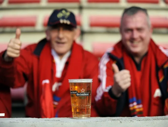 Le manager paie sa tournée aux fans