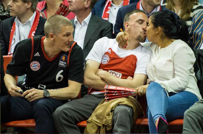 Photo: le bisou de Franck et Wahiba Ribéry