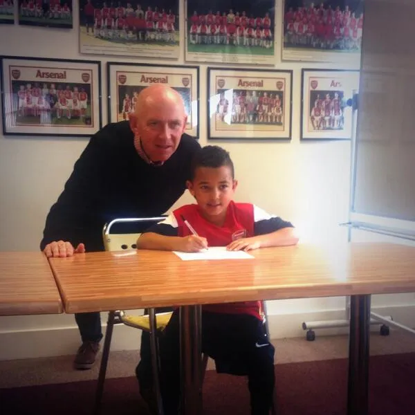 Photo : Ashley Young Jr signe à … Arsenal