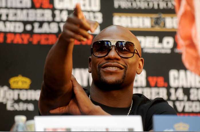 2013 : Mayweather met KO Messi et CR7