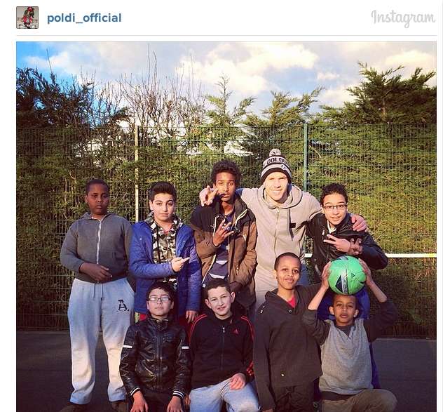 Photo : Podolski joue au square