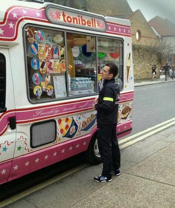 Photo : Baines paye sa tournée de glaces