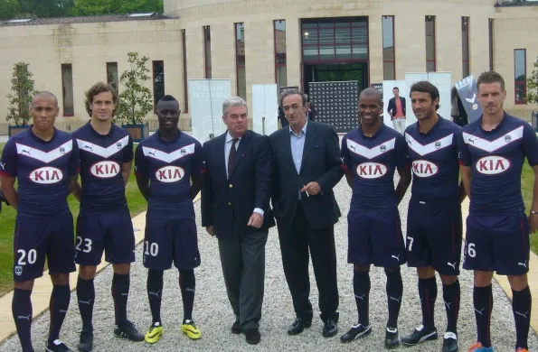 Bordeaux : des feuilles de vignes sur le maillot