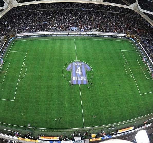 Photo: Le maillot géant pour Zanetti