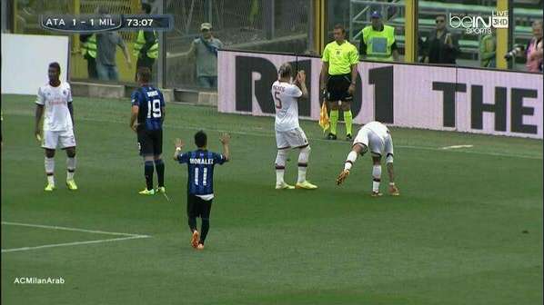 Photo : Des bananes lancées à De Jong et Constant