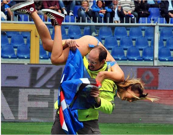 Photo : La streaker en bikini