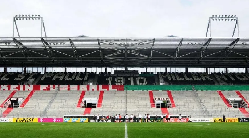 Photo : message anti-raciste masqué