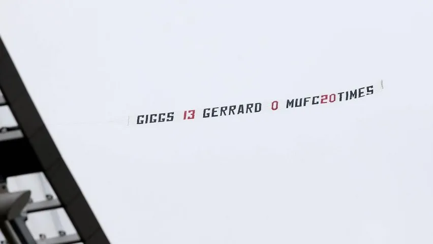 Photo : nouvelle banderole pour Gerrard