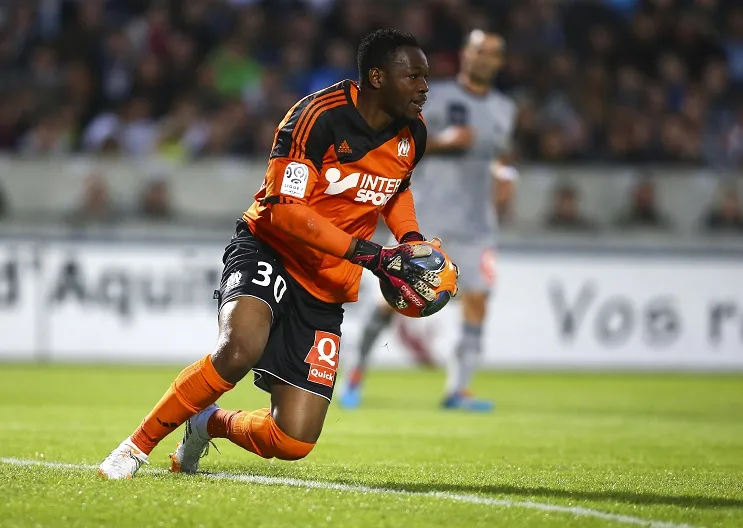 Mandanda sort sur civière