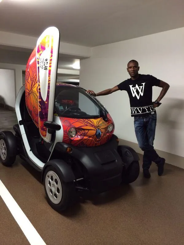 Photo : Abidal roule en Twizy