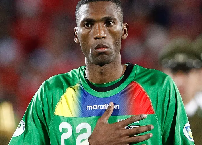 Le portier joue avec une main cassée