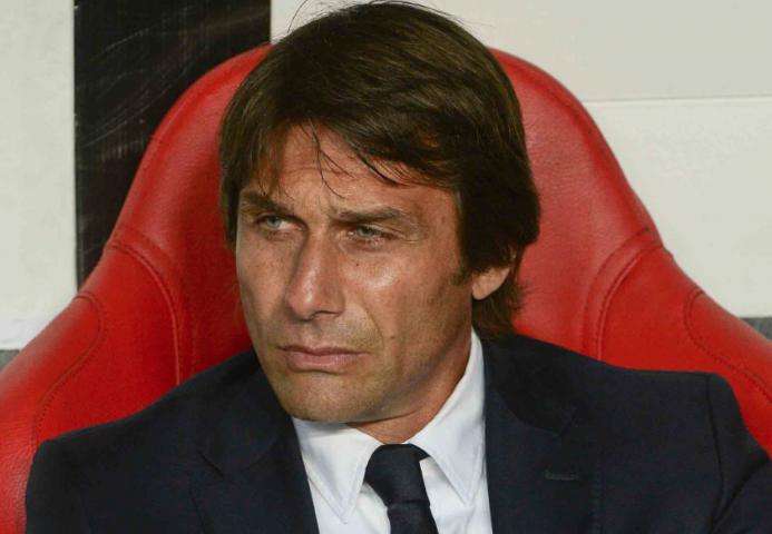 Conte pointe l’arbitre du doigt
