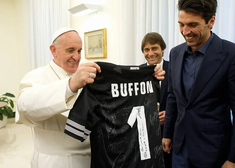 Le pape tacle le foot business