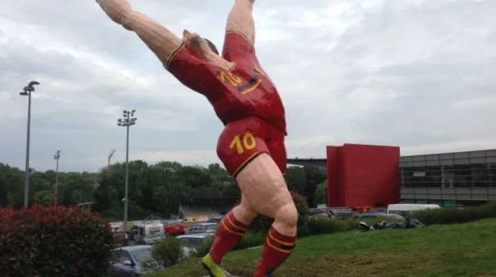 Photo : Hazard statufié, Platini aux oubliettes