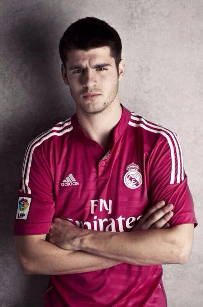 Photo : Morata pose en rose