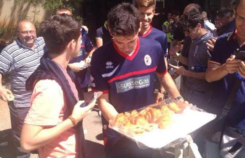 Photo : les joueurs de Bari distribuent le petit déj