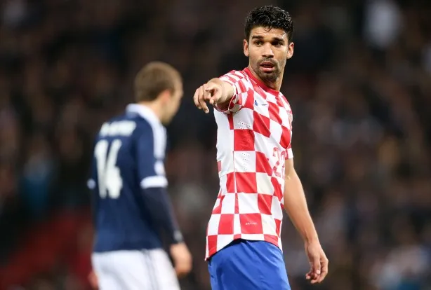 Eduardo chantera les deux hymnes