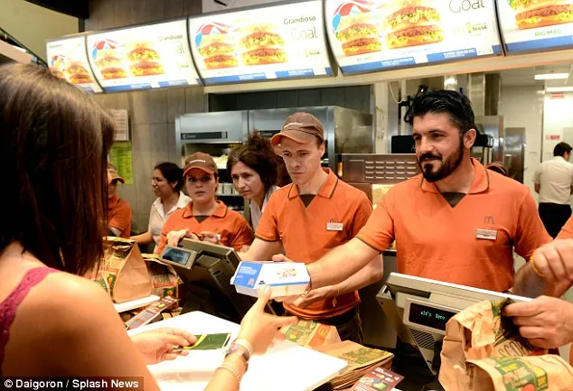 Photo : Gattuso serveur chez Macdo