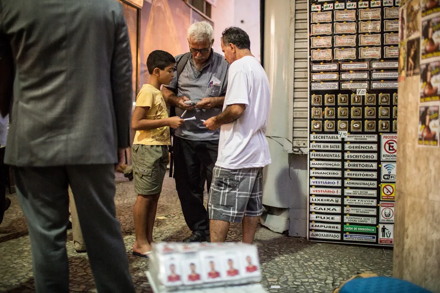 On a rencontré les dealers de vignettes Panini à Rio