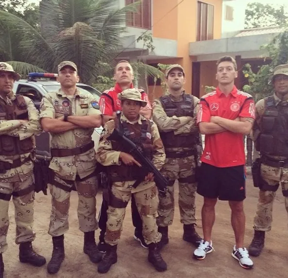 Photo : Podolski, Özil et la police
