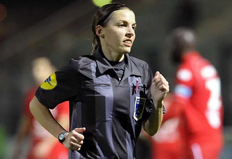 Une arbitre en L2