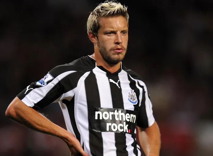 Il signe sans connaître son salaire