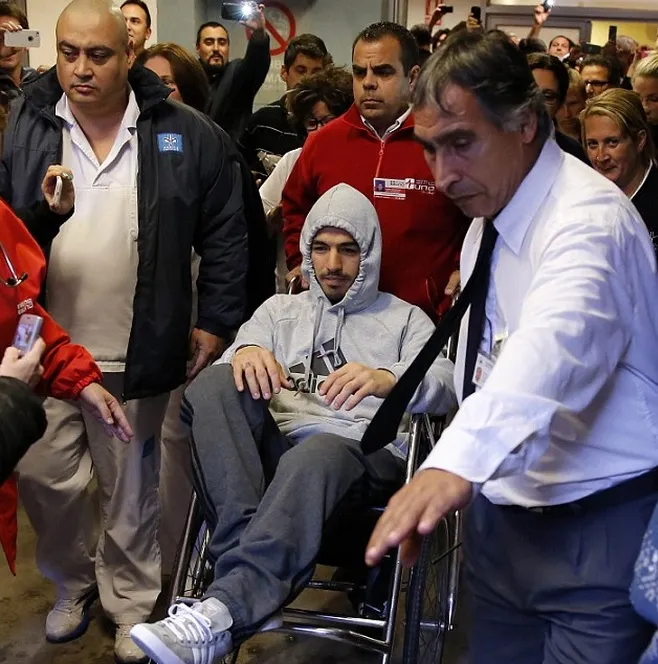 Photo : Suárez en fauteuil roulant