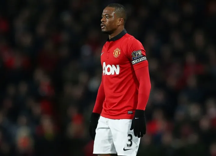 Évra prolonge à Manchester