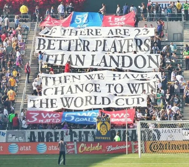 Photo : banderole et record pour Donovan