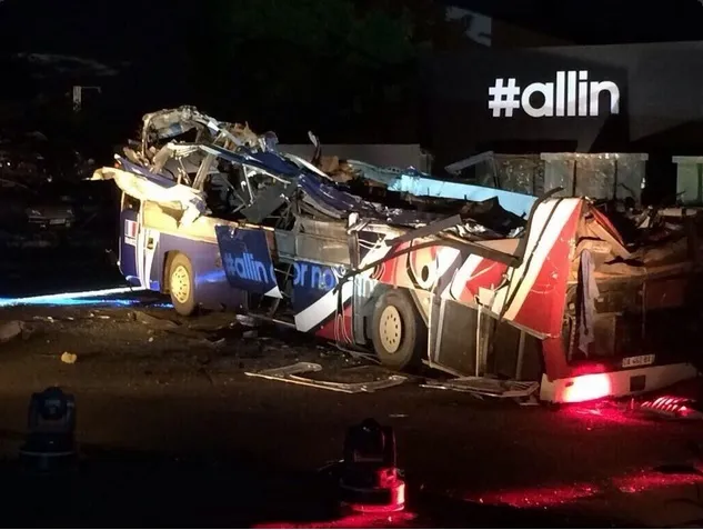 Photo : Adidas détruit le bus de Knysna